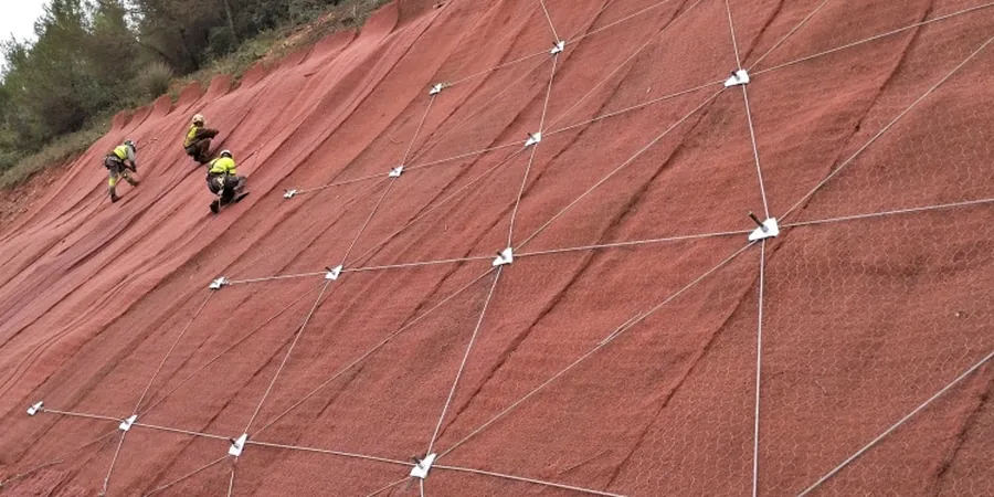 Análisis de Estabilidad de Taludes en Las Condes: Mitigando Riesgos en Terreno Complejo